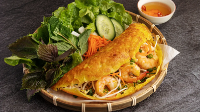 ភ្ញៀវ​ទេសចរ​លោក​ខាង​លិច​សរសើរ​ជា​លើក​ដំបូង​ដែល​ពួក​គេ​ញ៉ាំ​នំ​បញ្ចុក និង​នំបញ្ចុក​នៅ​ផ្សារ​រាត្រី Son Tra។