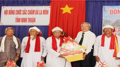 ប្រគេនអំណោយដល់ឥស្សរជនចាម ក្នុងឱកាសបុណ្យកាន់បិណ្ឌ ២០២៤
