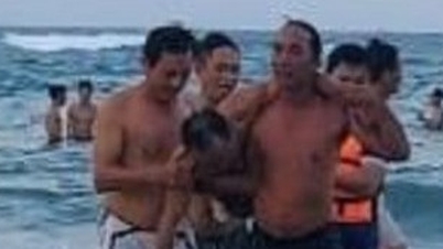 Phó công an phường cùng 4 người dân cứu người đuối nước