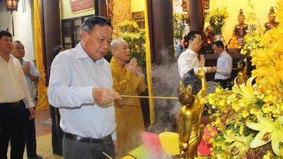 អនុលេខាគណៈកម្មាធិការបក្សទីក្រុងហាណូយ លោក Nguyen Van Phong អបអរសាទរថ្ងៃកំណើតរបស់ព្រះពុទ្ធ