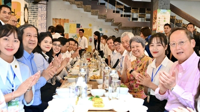 นายกรัฐมนตรี Pham Minh Chinh และนายกรัฐมนตรี Lee Hsien Loong รับประทานอาหารกลางวันกับนักศึกษา