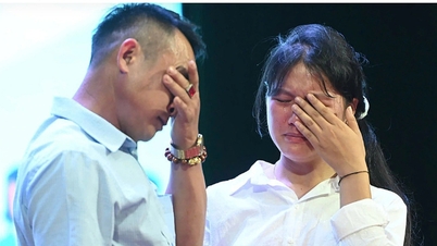 Nước mắt rơi trong lễ trao học bổng Tiếp sức đến trường SV Tây Bắc: Muốn góp thêm người tốt cho đời