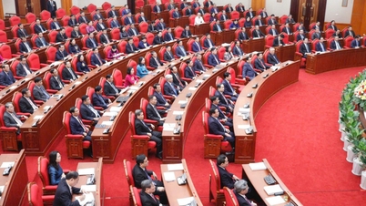The Politburo agreed to submit to the Party Central Committee a plan to streamline the apparatus.