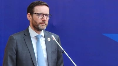 UK-Festival: „Di cach“ aufgeführt, Gruppe 911 singt mit My Anh