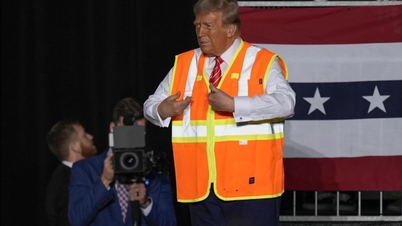 Ông Trump vào vai lao công