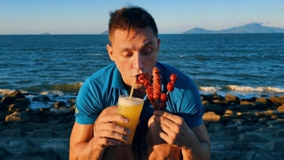 Ocidental casado com alguém de Hanói, fala vietnamita fluentemente e conta histórias engraçadas enquanto anda de táxi.