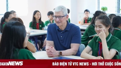 CEO Tim Cook dressed casually, interacting with students in Hanoi