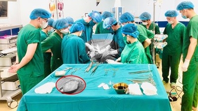 Cứu sản phụ rau tiền đạo trung tâm, rau cài răng lược xuyên bàng quang