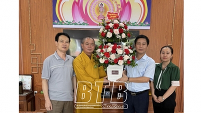 Đoàn công tác của Ủy ban MTTQ tỉnh chúc mừng Đại lễ Phật đản
