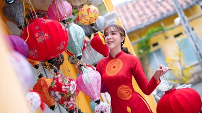 เด็กสาว 'ตามเทรนด์' ถ่ายรูปในชุดอ่าวหญ่ายเพื่อฉลองเทศกาลตรุษจีน 'ทำให้ถนนในฮานอย 'มืดมน' ท่ามกลางสีสันแห่งฤดูใบไม้ผลิ