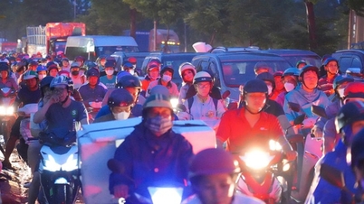 Invånarna i Ho Chi Minh-staden kämpar med "kombinationen" av kraftigt regn, högvatten och trafikstockningar.