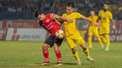 Phan Van Duc បាន​ស៊ុត​បញ្ចូល​ទី​ជួយ​ក្លឹប​ប៉ូលិស​ហាណូយ​យក​ឈ្នះ Thanh Hoa