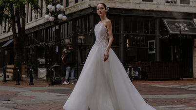 Romantic pearl wedding dresses are popular with brides