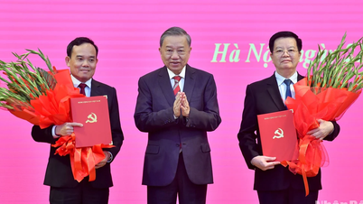 [Photo] Ceremony to announce the Decision to assign Central Committee members to hold the positions of Head of the Central Economic Commission and Head of the Central Mass Mobilization Commission