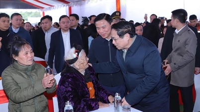 នាយករដ្ឋមន្ត្រី Pham Minh Chinh អញ្ជើញទៅសួរសុខទុក្ខ និងជូនអំណោយដល់ជនក្រីក្រ និងកម្មករនៅខេត្ត Thanh Hoa