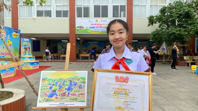 8th grade female student won special prize in the contest "I draw volunteer colors"