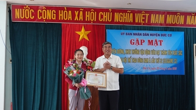 Le Thi Nhi was commended and rewarded in her hometown Duc Co | Gia Lai Electronic Newspaper