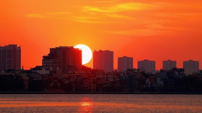 Giới trẻ thích thú ngắm hoàng hôn cực 'chill' bên hồ Tây dịp nghỉ lễ 2/9