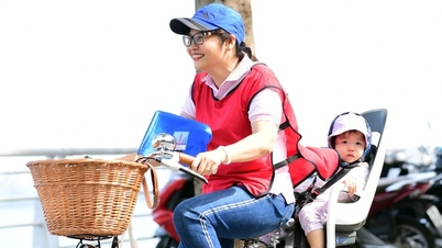 Female principal in Hanoi cycles around West Lake with 1-year-old child for a very touching reason