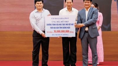 ក្រុម Hoa Phat គាំទ្រខេត្ត Quang Ngai ចំនួន 30 ពាន់លានដុង ដើម្បីលុបបំបាត់ផ្ទះបណ្ដោះអាសន្ន និងទ្រុឌទ្រោម។