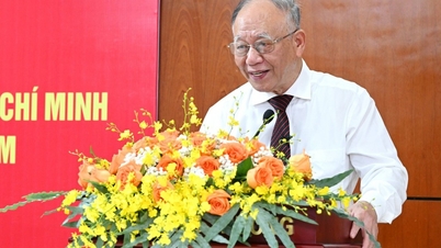 សាស្ត្រាចារ្យ Hoang Chi Bao និទានរឿងពូហូជាមួយវិស័យឧស្សាហកម្ម និងពាណិជ្ជកម្ម និងសារព័ត៌មានបដិវត្តន៍វៀតណាម