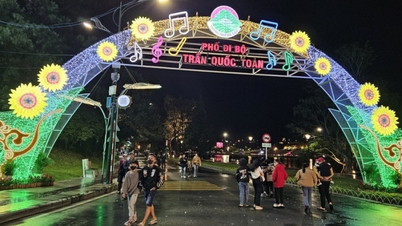 សម្ពោធ​គម្រោង​តន្ត្រី​ច្រៀង​បទ​ស្នេហា​ទីក្រុង​ដាឡាត់