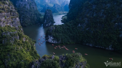 ទេសភាពដ៏ស្រស់បំព្រងនៃទីក្រុង Trang An ក្នុងថ្ងៃដំបូងនៃឆ្នាំថ្មីបានទាក់ទាញភ្ញៀវទេសចរលោកខាងលិច និងវៀតណាម។