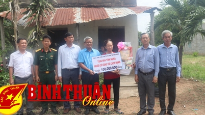 Lãnh đạo tỉnh thăm tặng quà, nhà tình nghĩa cho người có công tại huyện Hàm Thuận Bắc