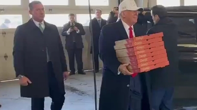 Ông Trump mua pizza cho lính cứu hỏa Iowa
