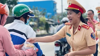 ប៉ូលិស​ចរាចរណ៍​ផ្តល់​ទឹក​រ៉ែ​ដល់​ប្រជាពលរដ្ឋ​ឆ្លង​កាត់​ស្ពាន​រមាស​ដើម្បី​ទៅ​ផ្ទះ​តេត