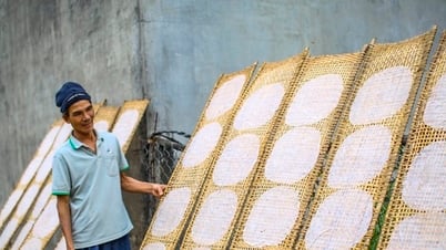 Làng bánh tráng nức tiếng Bình Định tranh thủ nắng ráo nổi lửa kịp phục vụ Tết