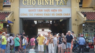 Bustling international visitors at the largest candy wholesale market in Ho Chi Minh City