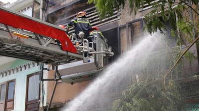 Nhà 3 tầng bốc cháy giữa trung tâm thành phố Quy Nhơn