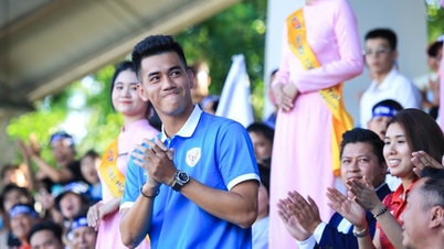 Tien Linh and Ngoc Hai are excited as the Youth Student Football Tournament is becoming more and more professional.
