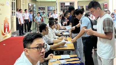 Hàng trăm người xếp hàng đấu giá đất quận Hà Đông, lo sẽ diễn ra hết đêm