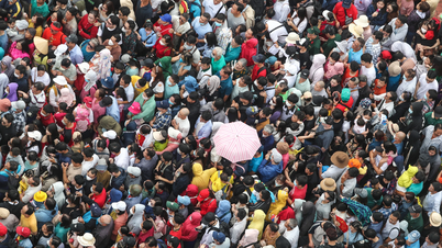 "Sea of ​​people" jostling to experience Ben Thanh - Suoi Tien metro