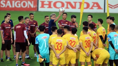 Hong Duy wurde am ersten Tag des Treffens der vietnamesischen Nationalmannschaft wegen einer Verletzung in den Verein zurückgeschickt.