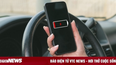 Có nên sạc điện thoại trên ô tô?
