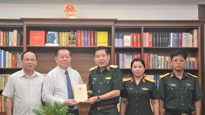 ឧត្តមសេនីយ៍ឯក Nguyen Van Gau បានទៅសួរសុខទុក្ខ និងជូនអំណោយដល់សមមិត្ត Nguyen Trong Nghia