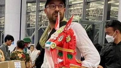 Du khách bỏ ngựa vàng mã ở Nội Bài được tặng ngựa giấy mới