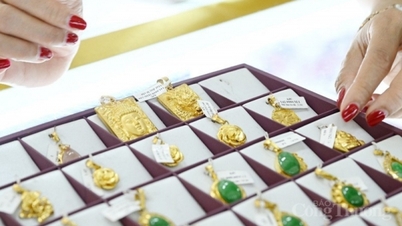 国内の金価格は「垂直」に上昇、世界価格は下落続く