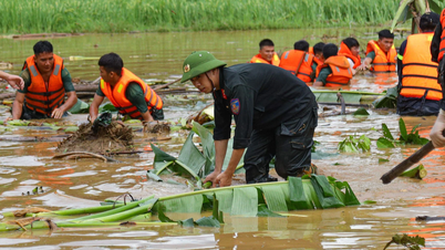 Công an, bộ đội dầm mình dưới bùn nước tìm kiếm nạn nhân bị lũ quét ở Lào Cai