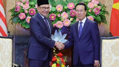 Thủ tướng Anwar muốn phổ biến tập thơ 'Nhật ký trong tù' ở Malaysia