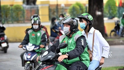 Không phạt xe ôm công nghệ tra bản đồ trên di động, theo đề xuất mới của Bộ Công an