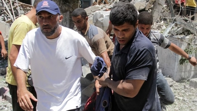 Israel airstrikes Gaza aid center, many casualties