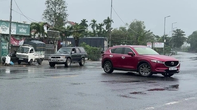 Ngày đầu cấm ô tô qua cầu huyết mạch trên quốc lộ 1, xe ùn ùn quay đầu