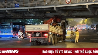 Xe cẩu tông dầm cầu Long Biên