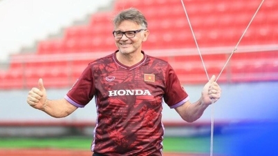 គ្រូ​បង្វឹក Troussier ទទួល​បាន​អំណោយ​ដ៏​គួរ​ឲ្យ​ភ្ញាក់​ផ្អើល​មួយ​មុន​ពេល​បង្ហាញ​ខ្លួន​ជា​មួយ​នឹង​ក្រុម​វៀតណាម