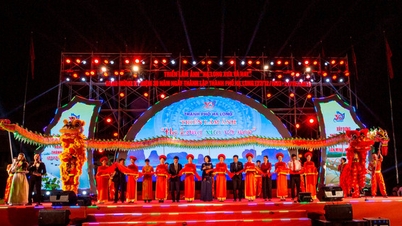 La ville d'Ha Long inaugure une exposition photo « La ville d'Ha Long, passée et présente » ; Bilan et remise des prix du concours photo « Ha Long »