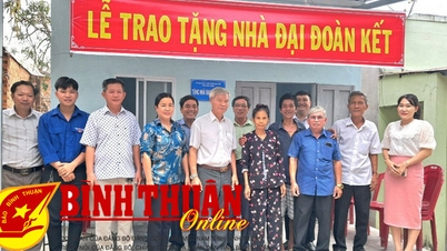 Tặng 2 căn nhà cho hộ cận nghèo